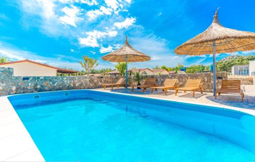 Drage Resort | Camp Mateo with Pool