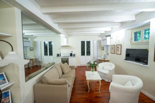 Rione V Ponte Apartment | Campanella Ivy Retreat- Under the Roman Light