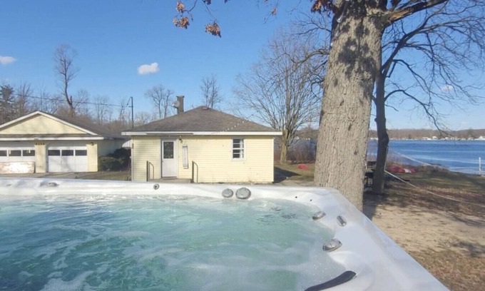 Alto Apartment | Campau Lake Sunshine Cottage with Tiki game house 4 King Beds