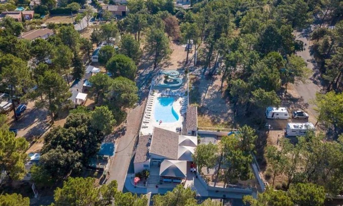 Mondragon House | Camping 3 étoiles - Piscine - eebeah