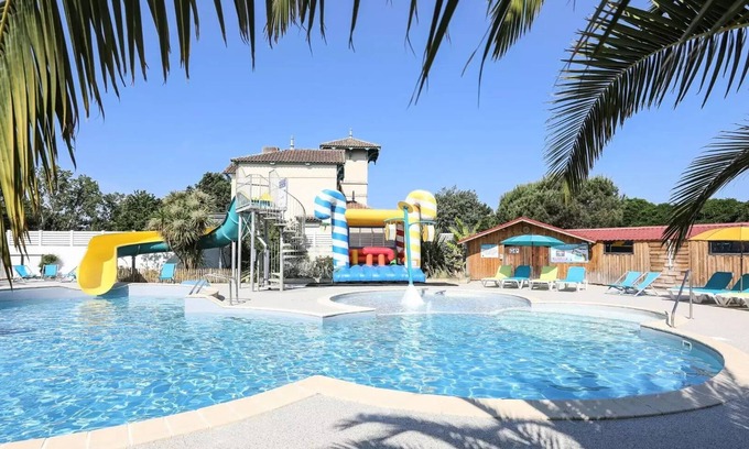 L'Aiguillon-sur-Vie House | Camping Ushuaïa Le Parc de La Grève * - Mobil Home Amour Blanc 4 Rooms 6 People + TV