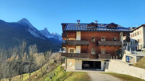 Valle di Cadore Apartment | CAMPO BASE CADORE MONOLOCALE MANSARDA con park auto e garage moto