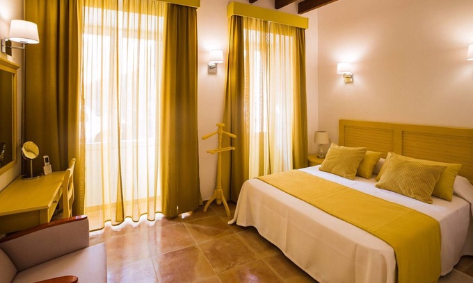 Sineu Hotel | CAN SERRETE - H. DOBLE VISTA CIUDAD - Nice hotel with shared swimming pool and free Wifi.