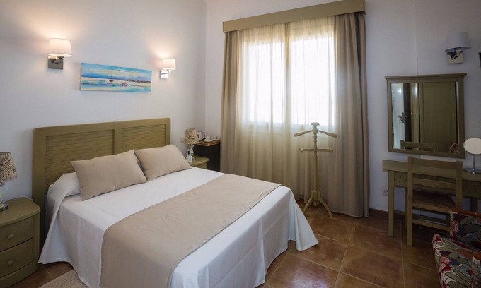 Sineu Hotel | CAN SERRETE - H. DOBLE VISTA MONTAÑA - Nice hotel with shared pool and free Wifi.