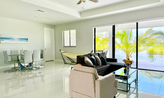 Mariner House | Canal front relaxation retreat