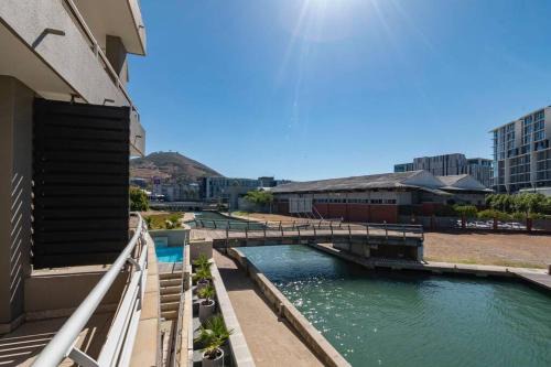 Victoria and Alfred Waterfront Apartment | Canal-side Serenity: Stylish Apartment Retreat