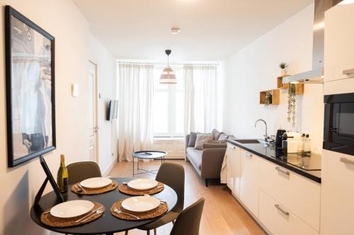 Jordaan House | Canal View Apartment