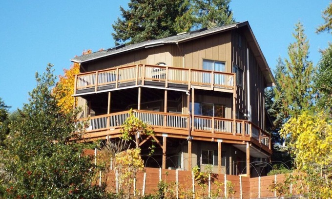 Hoodsport House | Canal View, Gameroom, 6person HotTub, Lrge Decks, Coverd Patio, DogsOK, Sleeps12