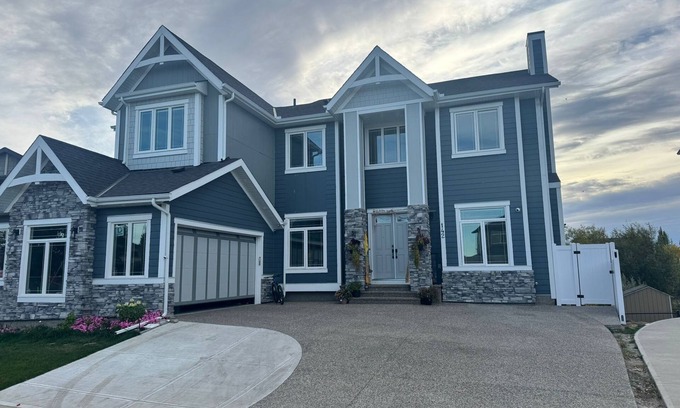 Airdrie House | Canal view Luxury modern legal walkout suite near airport