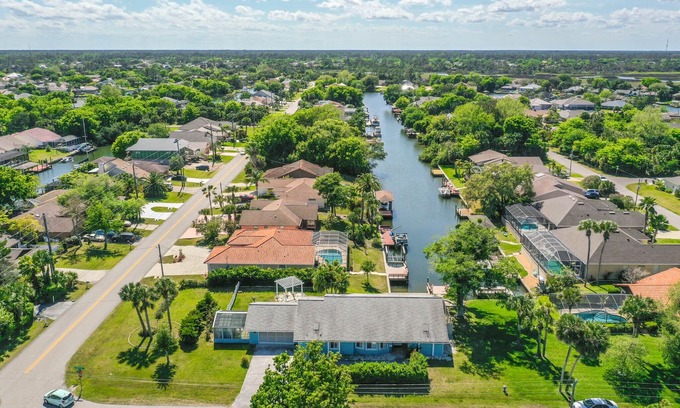 Palm Harbor House | Canal Waterfront House 3br/4ba Pet-friendly XL fenced yard/Boat Dock/Ocean/golf