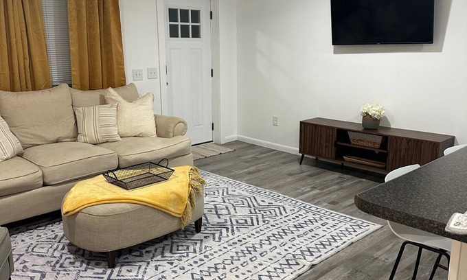 Higgston Cottage | Canary Cottage in Beautiful Ailey, GA