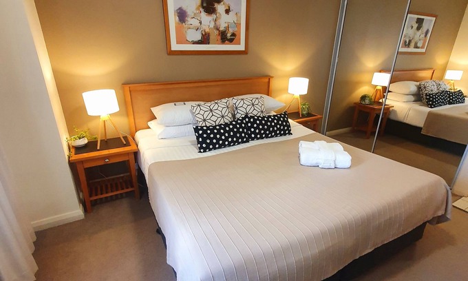 City East Apartment | Canberra city unit with pool, gym