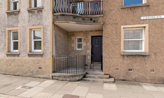Old Town Apartment | Canongate [357] is a Cosy apartment at the foot of the Royal Mile opposite Holyrood Palace