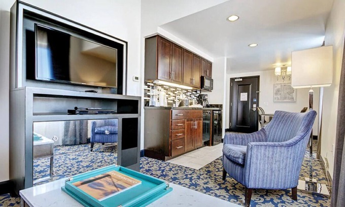 Lower Nob Hill Resort | Canterbury 1 Bdrm DLX Condo Near Union Square