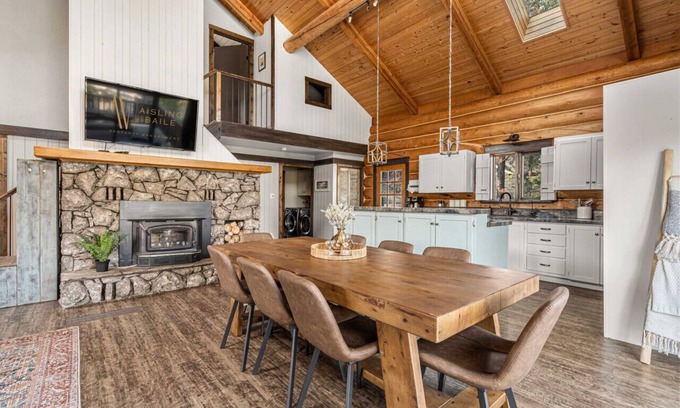 East Kootenay Apartment | Canterbury Lodge | Private Hot Tub | Arcade Games