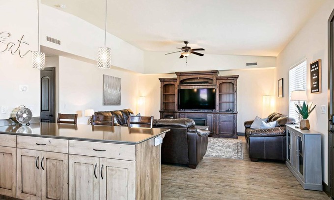 St. George Condo | Canthony's Cottage - PICKLEBALL, Community Pool! Close to trails!
