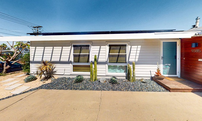 Serra Mesa House | Canyon view home with fire pit, large backyard, grill, patio, & full kitchen