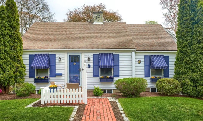 Centerville House | CAPE COD AT IT'S BEST 4 BDRM,2.5 BATH CENTERVILLE VILLAGE HOME. PET FRIENDLY, DOGS UNDER 20 POUNDS.