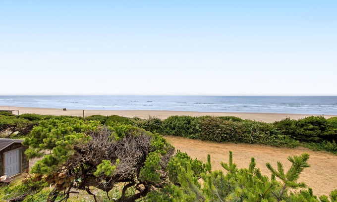 Waldport Cottage | Cape Cod Cottages #5 - Oceanfront with Hot Tub!