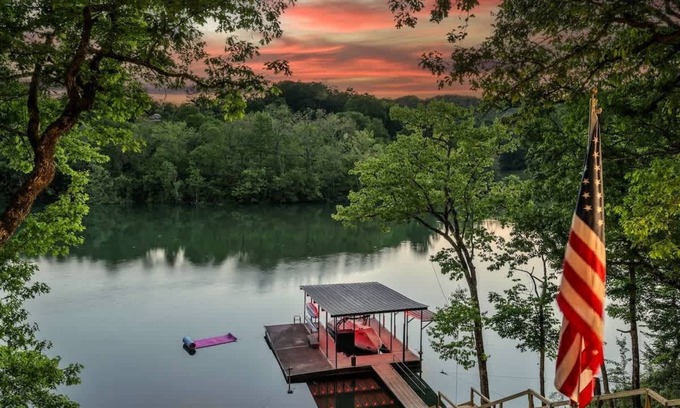 Rock Harbor House | Cape Norris Lake House