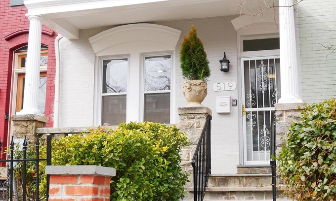 Southeast House | Capitol Hill Row Home: 1 Block to Metro and Groceries - and has Garage!
