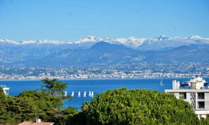 Cap-d'Antibes Apartment | Capleouna-Saint-Alexandre, Salis, 180° view, 3 rooms. Garage, swimming pool.