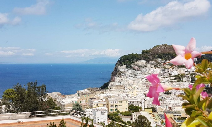 Capri Villa | Capri Villa Luminosa a stone's throw from the "Piazzetta" with Faraglioni View.