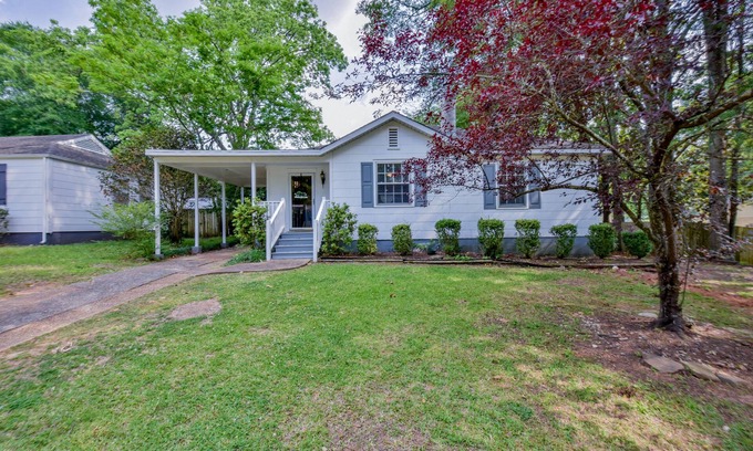 Tuscaloosa House | Capstone Cottage - Fenced in Backyard! Book Now for Football Season!