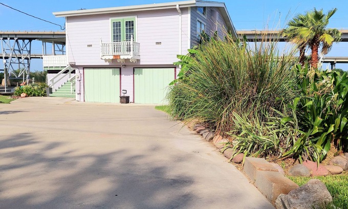 Lakeview Jefferson County House | CAPTAIN'S CAPTAIN-Waterfront House