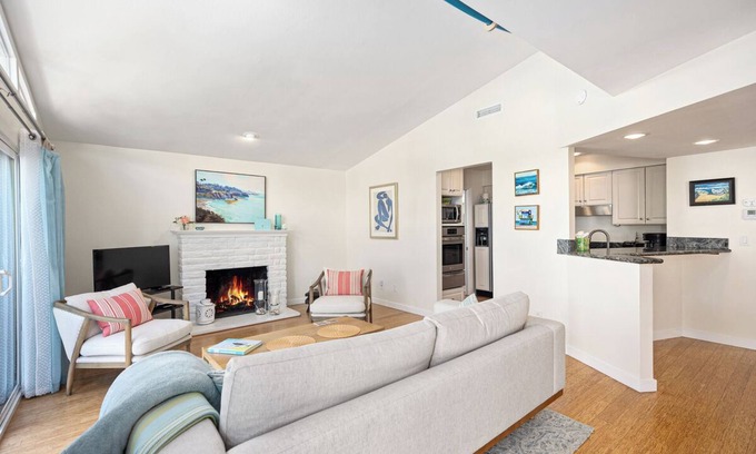 Lantern District House | Captain's Cottage - Walk to Beach and Harbor! Fireplace! - Permit STR23-0076