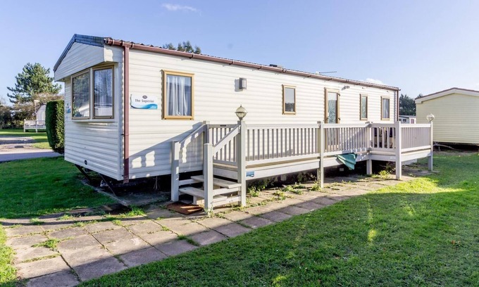 Hopton House | Caravan for hire at Breydon Water Holiday Park near Great Yarmouth ref 10035B