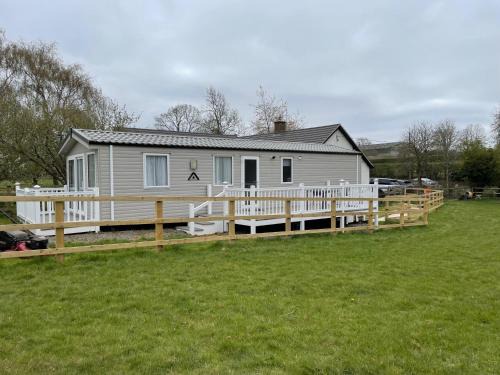 Holcot House | Caravan in Holcot - Sleeps 6 - Pet Friendly