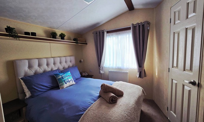 Dinas Cross Cabin | Caravan - Sleeps 4 & Free parking