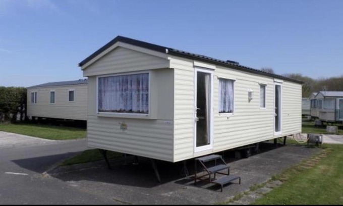 Burnham-on-Sea Ski Chalet | Caravan Sleeps 4 with Free Parking