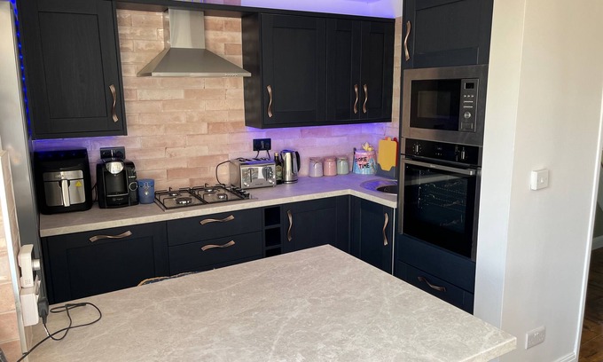 Fairwater House | Cardiff - Sleeps 7 - Parking - Jacuzzi - Garden