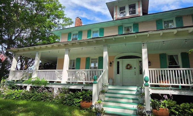 Montgomery House | Cardinal Farm - Montgomery, NY