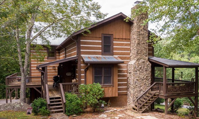 Foscoe House | Cari's Rivers Edge - private home in Boone with a fire pit