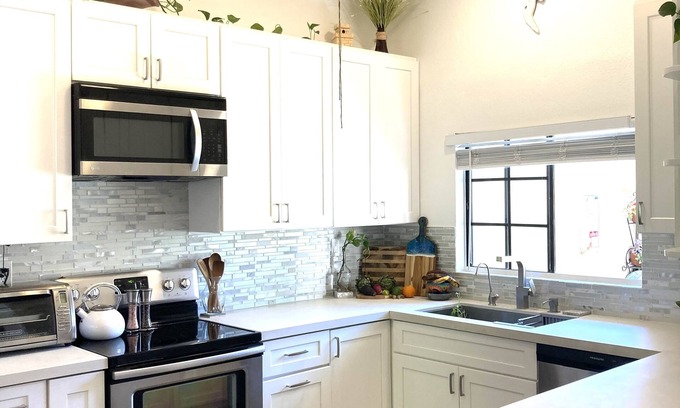 Carlsbad Condo | Carlsbad Staycation 7 minute drive to beach! Modern, Cozy, and Fresh!