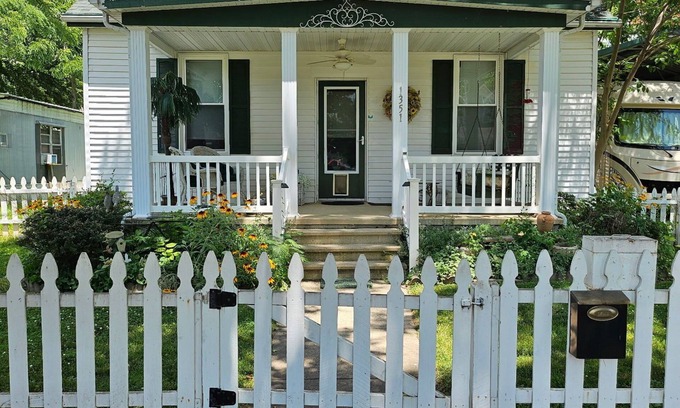 Carlyle House | Carlyle lake home!