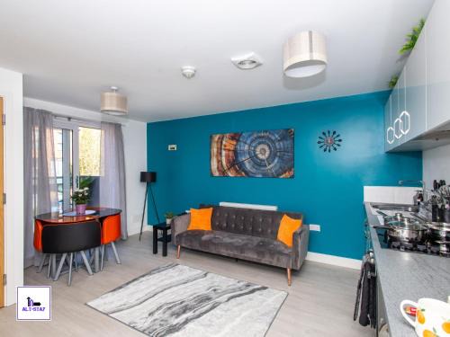 Wakefield Apartment | Carnforth by Alt-Stay - Wakefield 2 Bed Ensuite Townhouse Contractor and Corporate Accommodation with Private Balcony, Parking, Smart TV, Kitchen and Fast Wi Fi - Long Stay Ready with Weekly and Monthly Rates