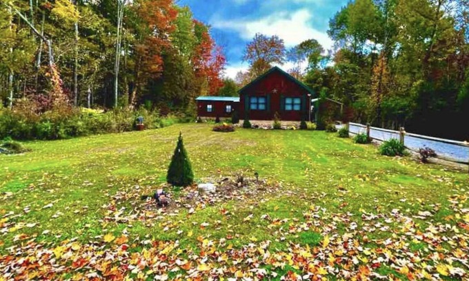 Cleveland Cabin | “Carpe Diem” cabin/ w studio/koi pond/ 9 acres