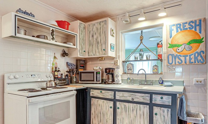 Lanark Village Cottage | Carrabelle Cottage w/BBQ Grill ~ 7 Mi to Beach!