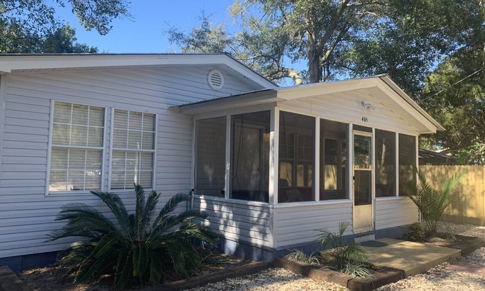 Carrabelle House | Carrabelle Snapper Shack, sleeps 6. Five min to Carrabelle beach, hot tub!