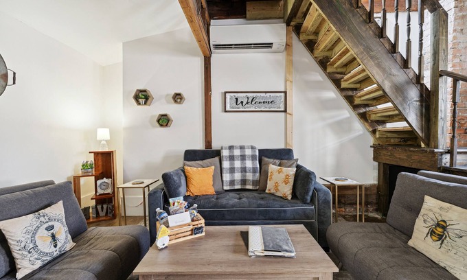 Metropolitan House | Carriage House @ ṭḨḛ ḦḯṼḗ | Starland District , Pets Welcome