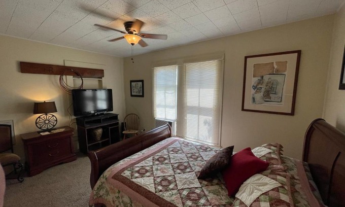 Bandera House | Carriage Inn - Tarpley Suite 5