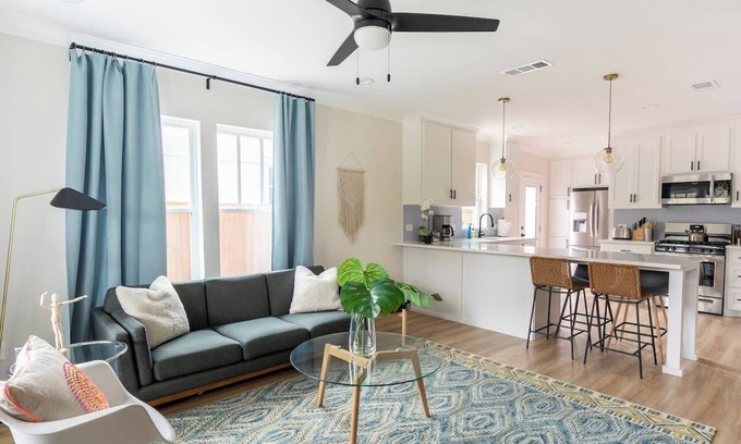 Kessler House | Casa Abeja: Extended Stays, Pets, Bishop Arts!
