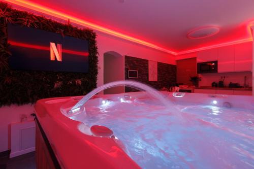 Montfort-sur-Argens Apartment | CASA AMOR & SPA, appartement suite jacuzzi & piscine chauffée