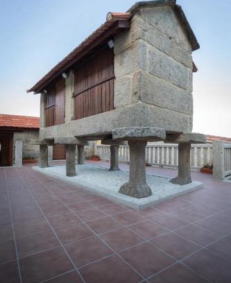 Poio House | Casa Angelita terraza con hórreo y barbacoa