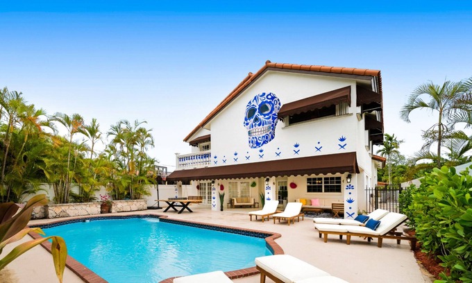 Northeast Coconut Grove Villa | Casa Azul 5BR 3BA