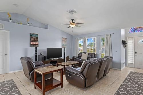 Trafalgar House | Casa Bella- Upgraded Waterfront Residence in Cape Coral with Heated Pool and Free Bikes